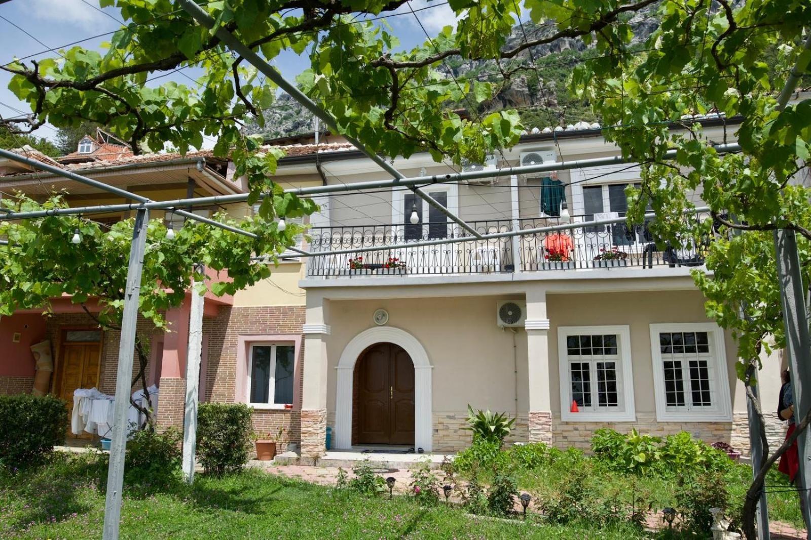 Garden Villa Guni Krujë Exterior foto
